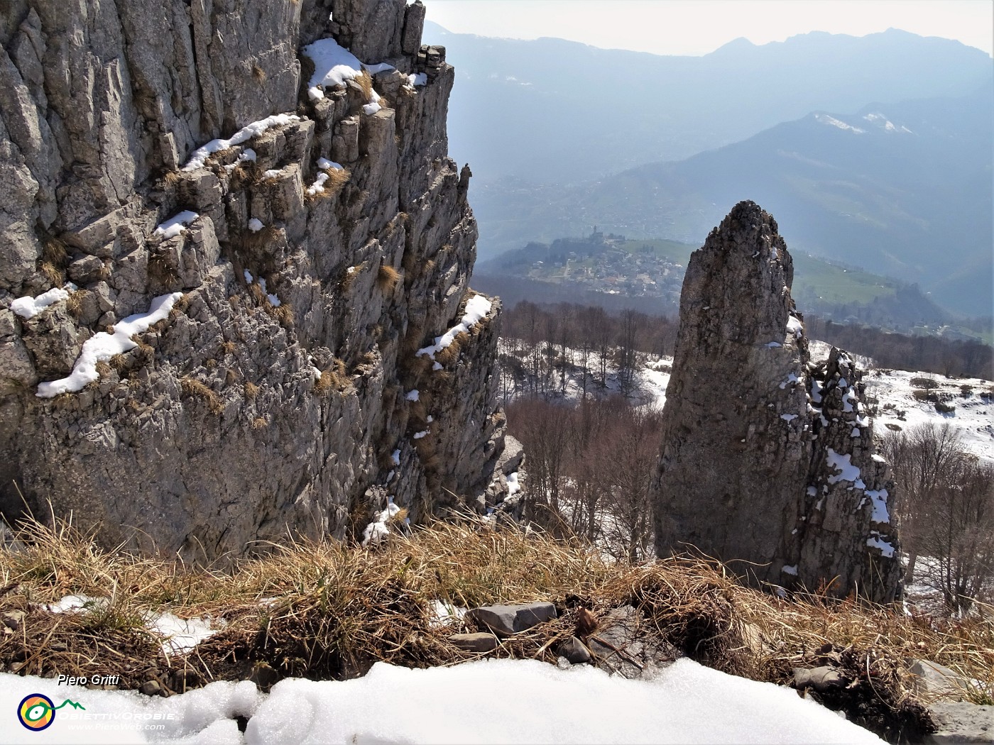 50 Vista dal Pralongone su Fuipiano tra roccioni.JPG